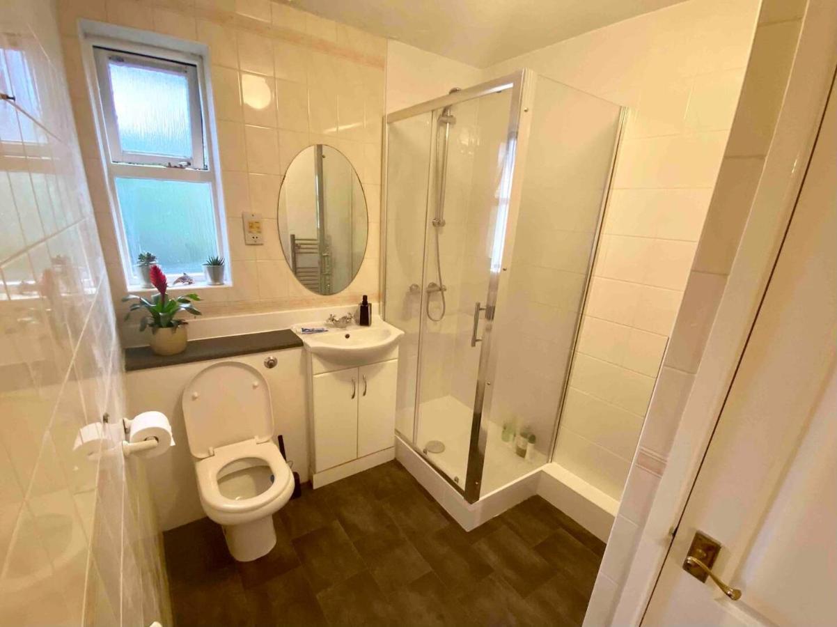 Bright And Comfortable Studio Apartment London Eksteriør billede